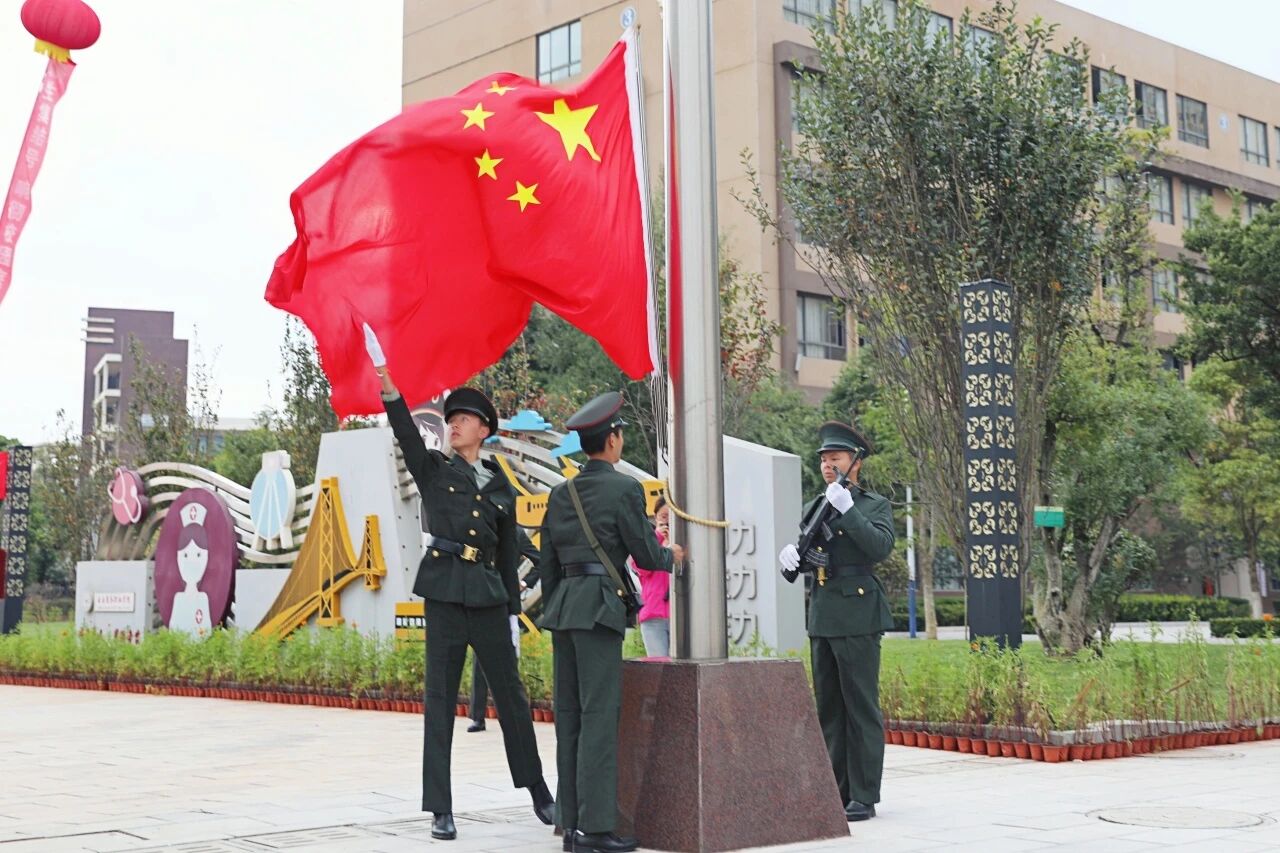 开学第一课 | 云南商务职业学院举行2025年秋季学期“开学第一课”暨国旗下的党课第一讲