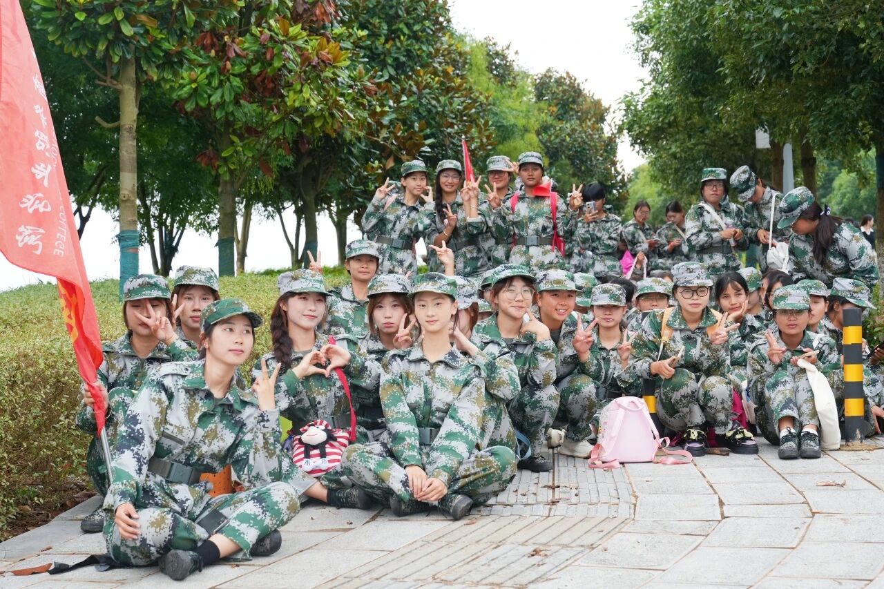 砺青春之志，铸强军之魂——云南商务职业学院2025级新生军训野外拉练圆满举办 ​