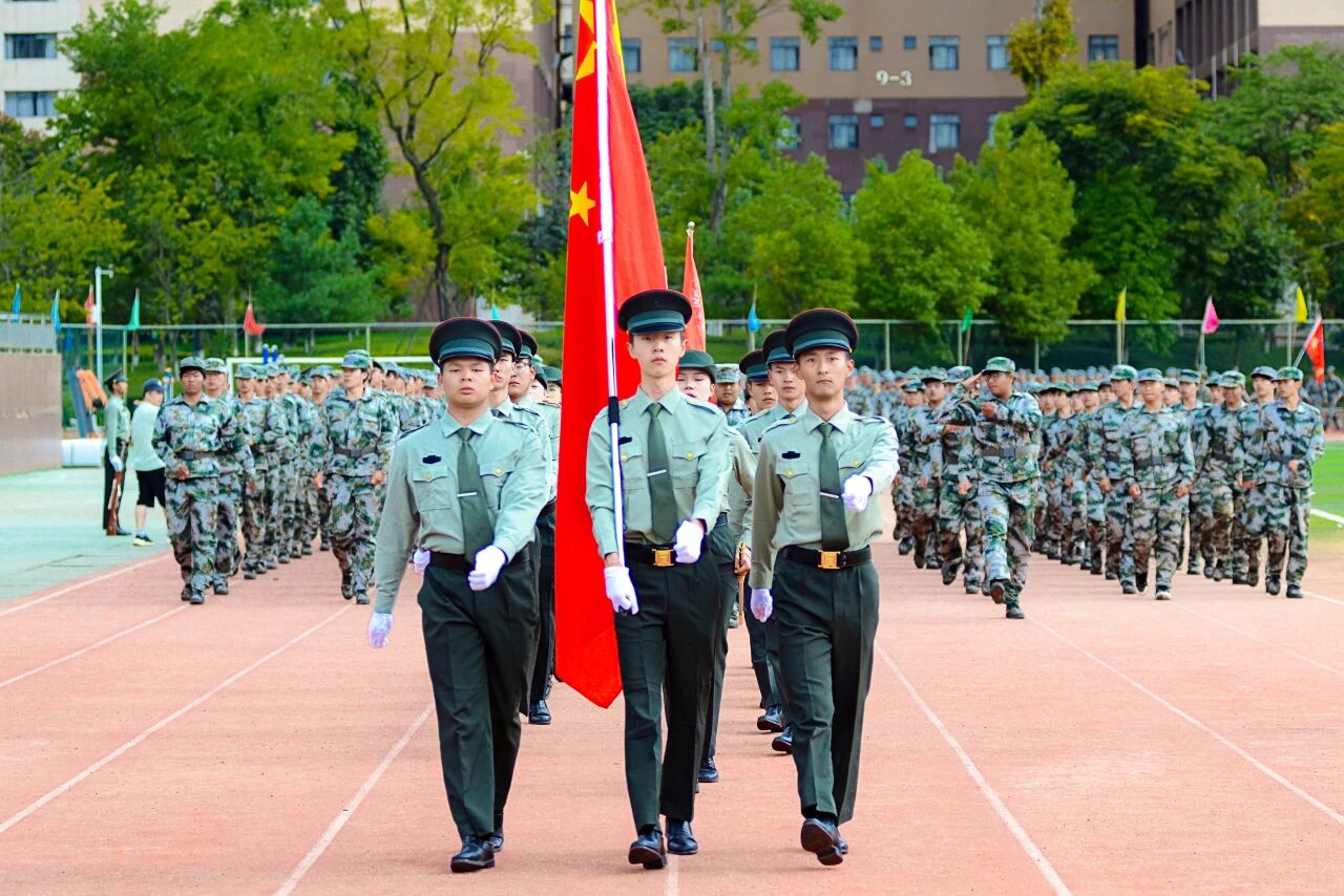 云南商务职业学院2025级新生军训成果展示暨表彰大会圆满举行