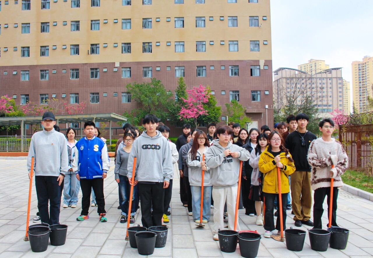 从植绿到铸魂 | 云商 “民族团结青骑兵” 将主题团课搬进植树现场