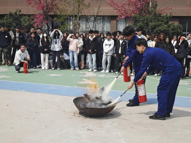 抓实安全责任，做实消防日常——云南商务职业学院开展灭火器使用技能培训
