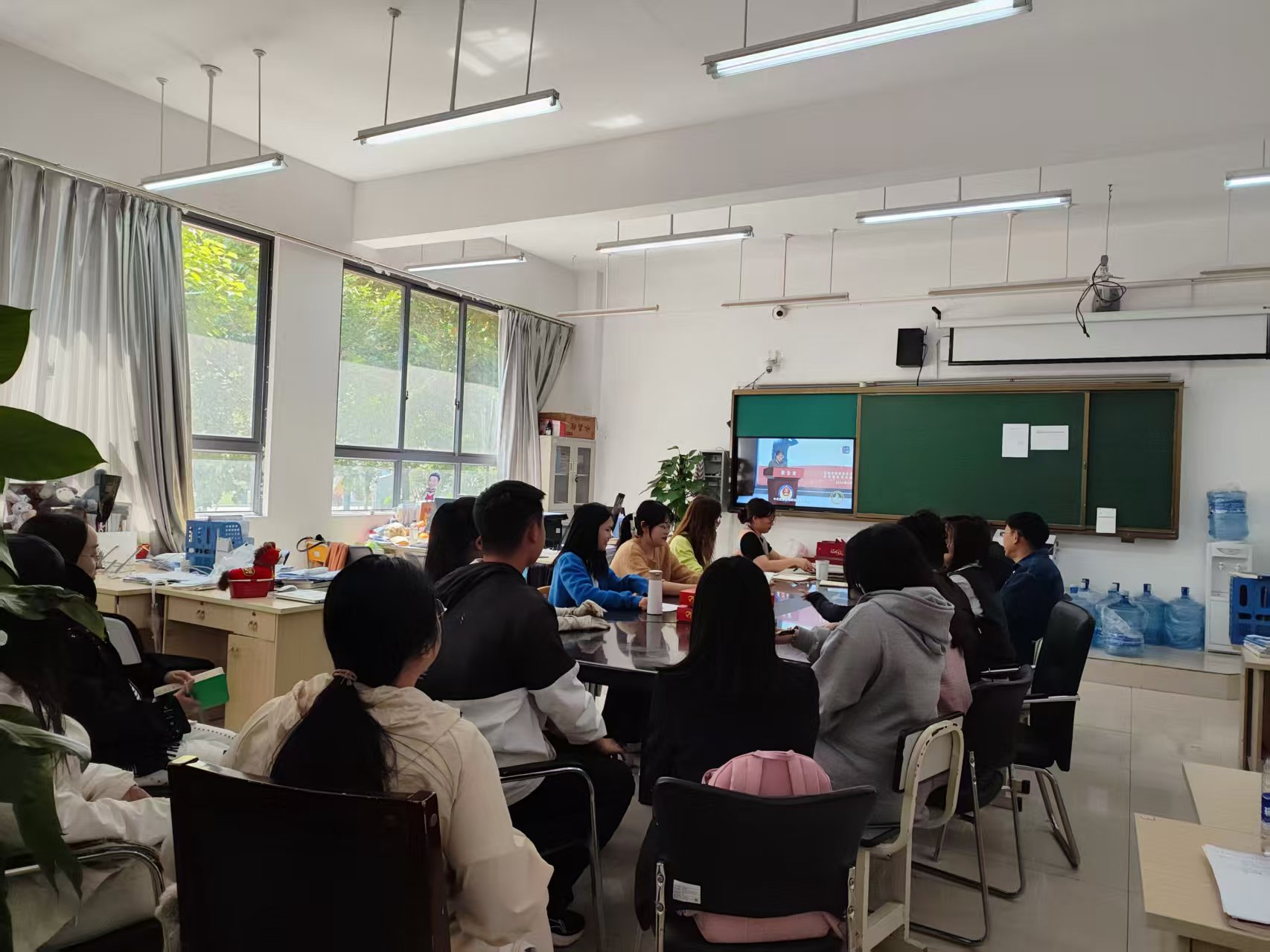 筑牢国安思想根基 践行育人使命担当——公共基础教学部党支部集中观看张桂梅思政大讲堂