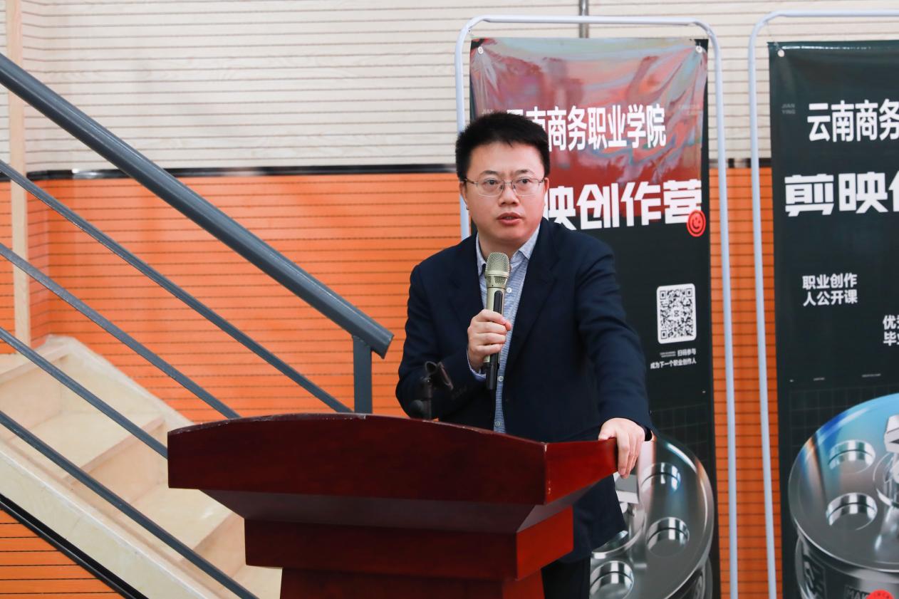 云南商务职业学院理事长王郅强表示,在互联网 的背景下,经济全球化的